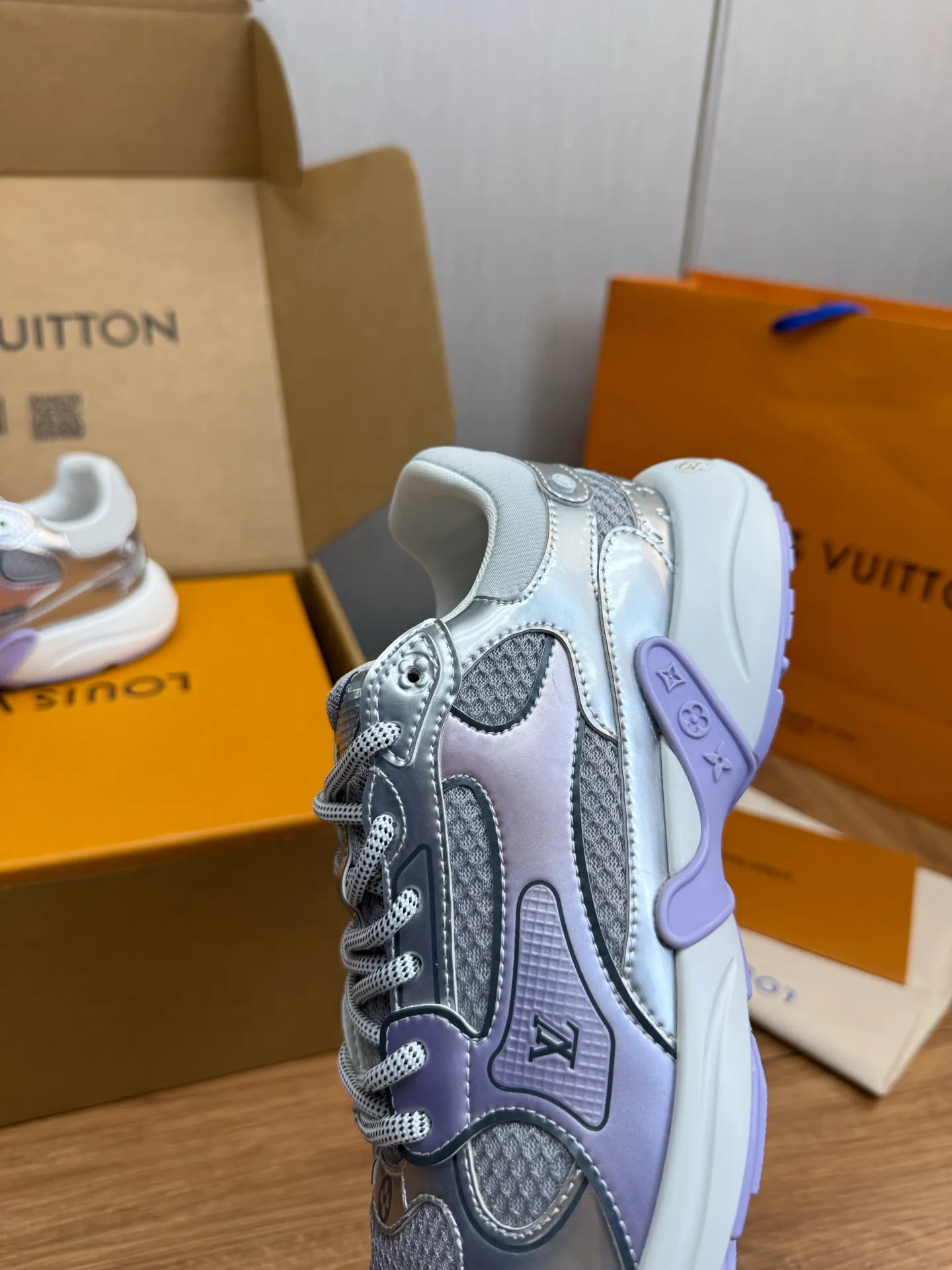 Men's shoes 💰600💰 🌈LV | Louis Vuitton 2025𝐬𝐬 🧡💚2025 spring and summer new style top version‼ ️The original version is the same. The counter specializes in the latest casual shoes. Hard goods are new🆕 🔥🔥🔥Top version: Couple model LV Louis Vuitton L House Donkey brand The latest Olympia series Couple model Silver Horn King Casual sneakers Running shoes This LV Olympia sneaker combines mesh fabric and metallic synthetic leather and other technical fabrics to reinterpret the classic running shoe design with a neat and simple design. Lightweight EVA outsole provides a stretchy fit. Rich details such as Monogram embossing and LV letters establish recognition. Exquisite packaging at the delivery counter 🛍📦 ▪️Fabrics: Original imported technical fabric + mesh ▪️Inner lining: Original customized breathable mesh ▪️Sole: Original molded rubber foam material ▪️Sole thickness: 3.5CM ▪️Size: 35--45 (customized for women 40 and men 45)